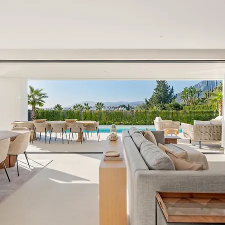 Private Luxury Villa In Marbella With Mountain And Sea Views 펜션
