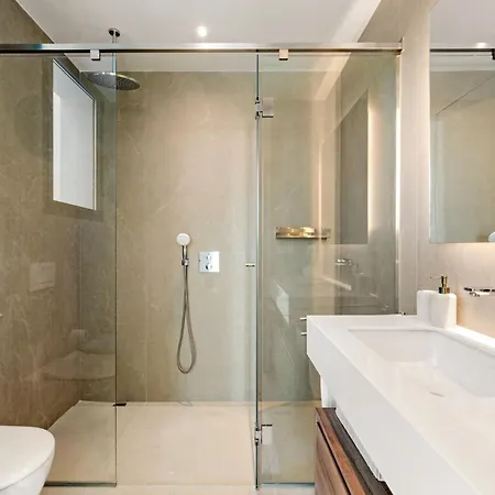 Private Luxury Villa In Marbella With Mountain And Sea Views بيت للعطل